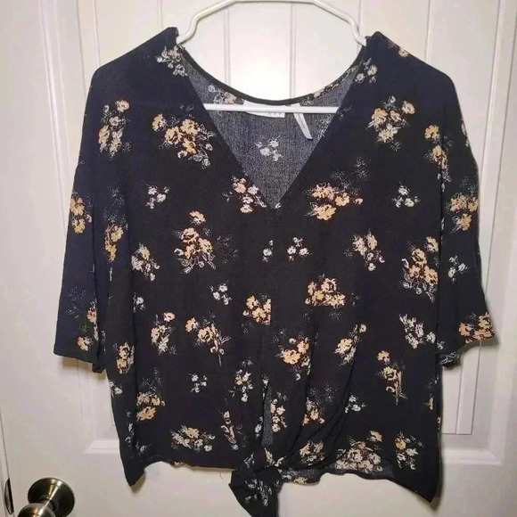 LUQ top with knot tie size large - Picture 1 of 6